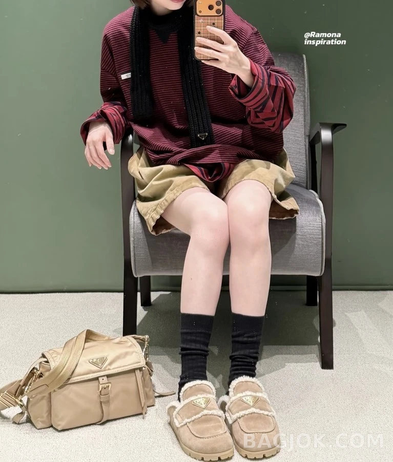프라다 프라다 삼각 로고 양털 로퍼 뮬 상세 이미지