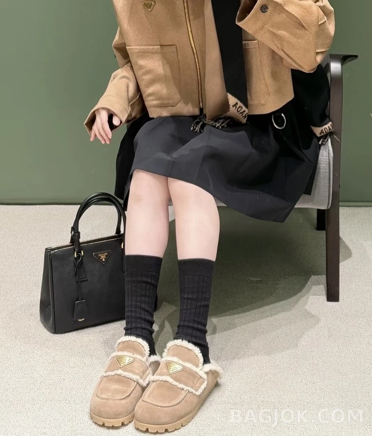 프라다 프라다 삼각 로고 양털 로퍼 뮬 상세 이미지