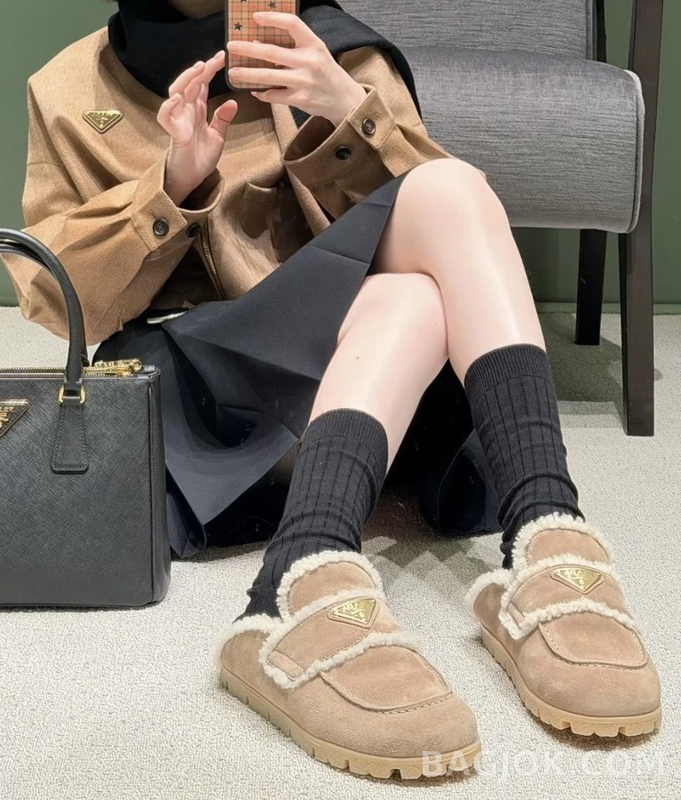 프라다 프라다 삼각 로고 양털 로퍼 뮬 상세 이미지