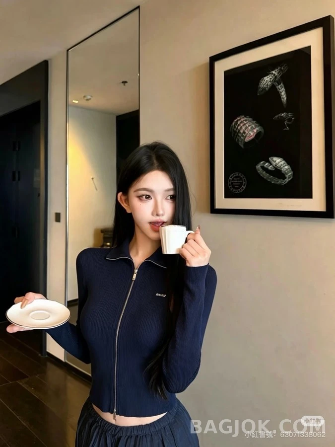 미우미우 미우미우 리브 조직 로고 하이넥 집업 셔츠 상세 이미지