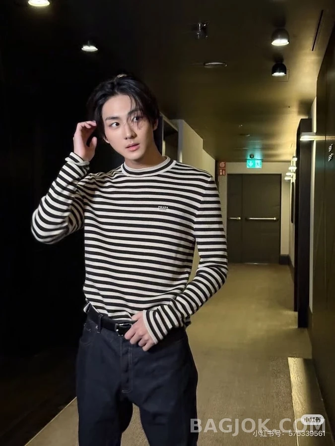 프라다 프라다 스트라이프 자수 라운드넥 니트 상세 이미지