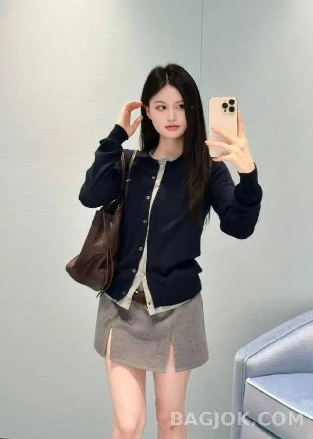 미우미우 미우미우 레터링 페이크 레이어드 가디건 상세 이미지