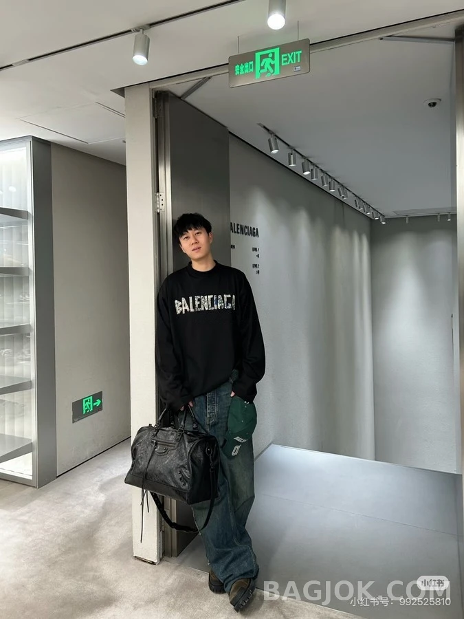 발렌시아가 발렌시아가 그래피티 테이프 로고 긴팔 티셔츠 상세 이미지
