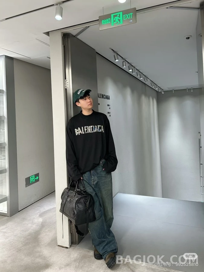 발렌시아가 발렌시아가 그래피티 테이프 로고 긴팔 티셔츠 상세 이미지