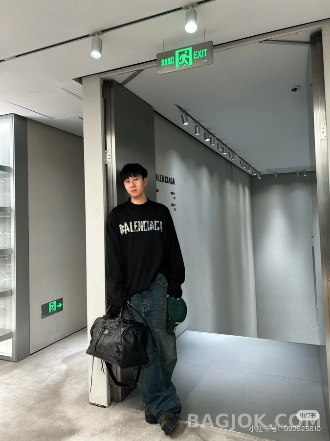 발렌시아가 발렌시아가 그래피티 테이프 로고 긴팔 티셔츠 상세 이미지