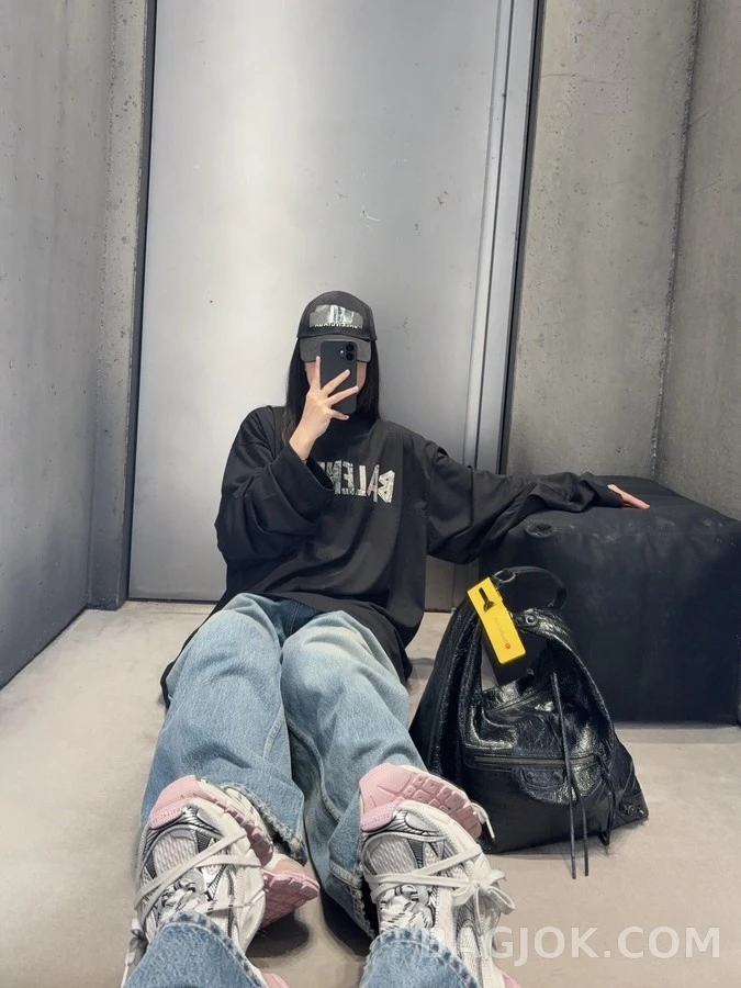 발렌시아가 발렌시아가 그래피티 테이프 로고 긴팔 티셔츠 상세 이미지