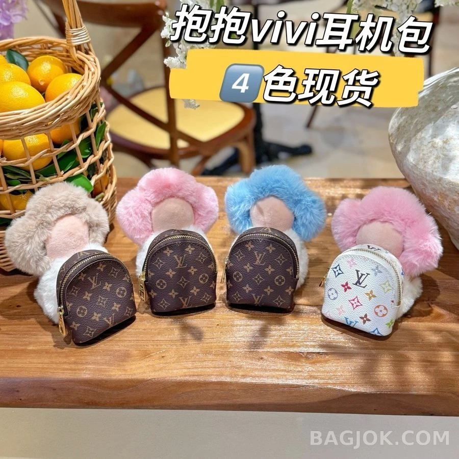 루이비통 루이비통 Vivienne Hug 이어폰 백참 상세 이미지
