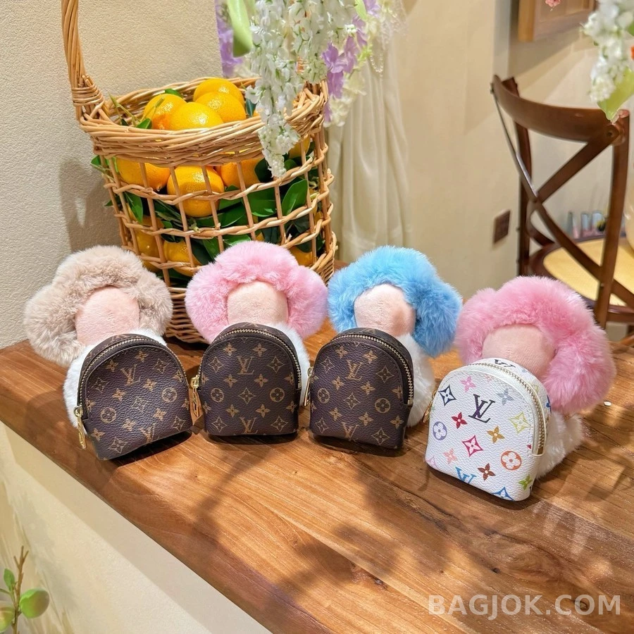루이비통 루이비통 Vivienne Hug 이어폰 백참 상세 이미지