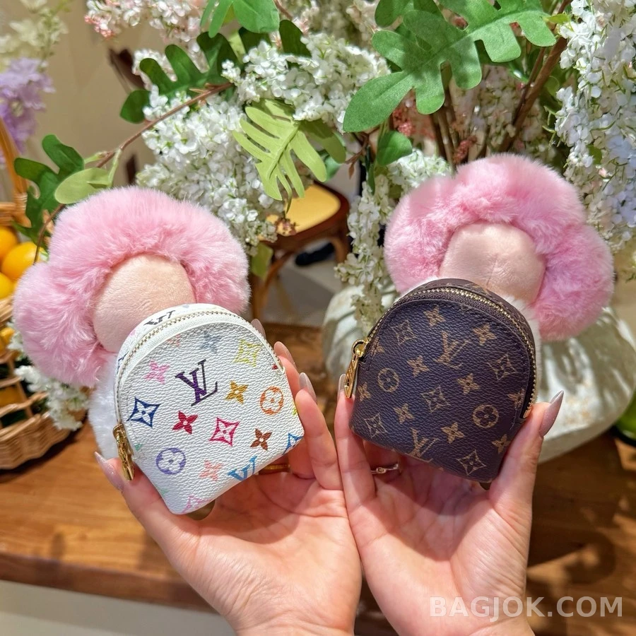 루이비통 루이비통 Vivienne Hug 이어폰 백참 상세 이미지
