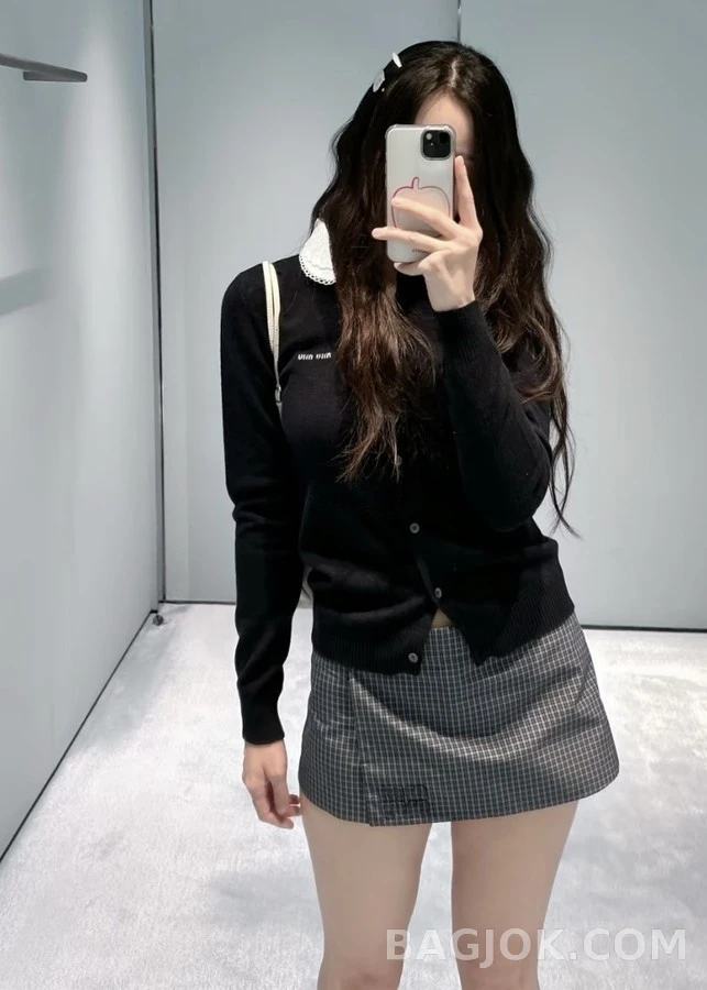 미우미우 미우미우 로고 탈착식 카라 긴팔 티셔츠 상세 이미지