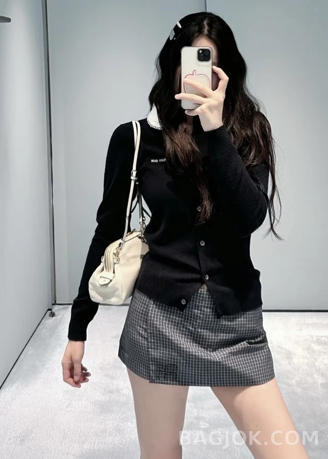미우미우 미우미우 로고 탈착식 카라 긴팔 티셔츠 상세 이미지