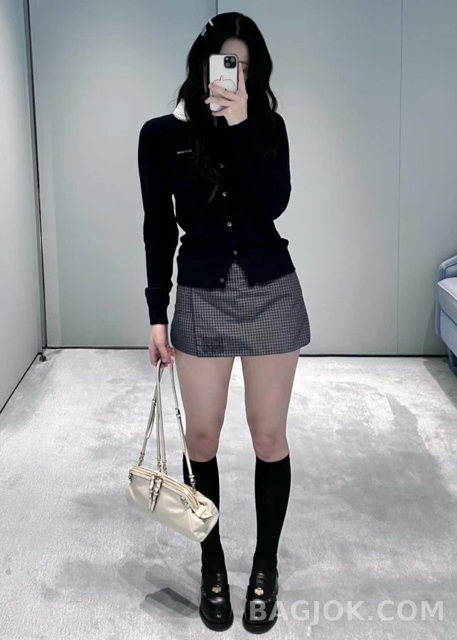 미우미우 미우미우 로고 탈착식 카라 긴팔 티셔츠 상세 이미지