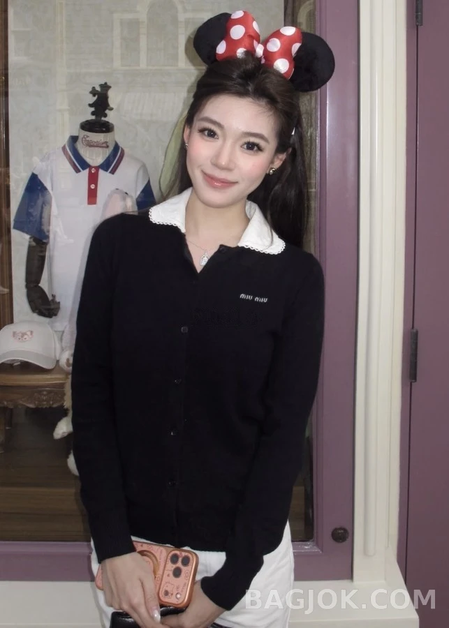 미우미우 미우미우 로고 탈착식 카라 긴팔 티셔츠 상세 이미지