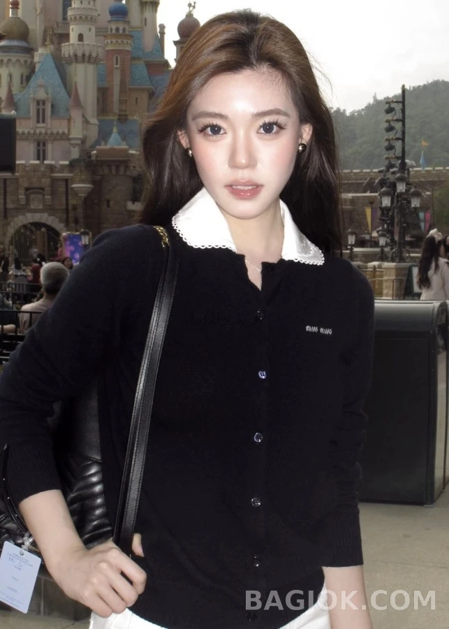 미우미우 미우미우 로고 탈착식 카라 긴팔 티셔츠 상세 이미지