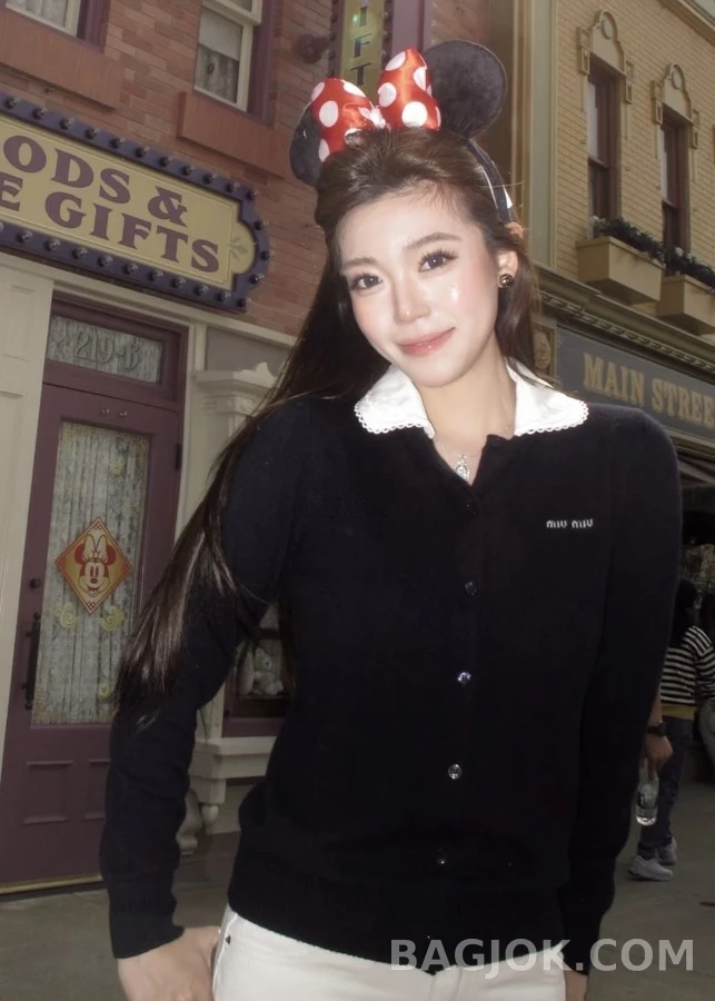 미우미우 미우미우 로고 탈착식 카라 긴팔 티셔츠 상세 이미지