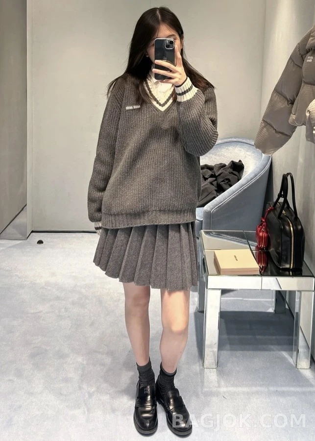 미우미우 미우미우 스트라이프 V넥 스웨터 상세 이미지