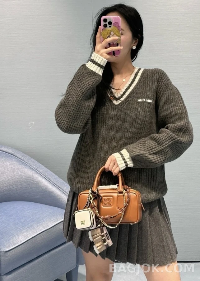 미우미우 미우미우 스트라이프 V넥 스웨터 상세 이미지