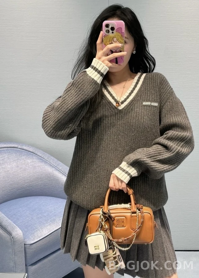 미우미우 미우미우 스트라이프 V넥 스웨터 상세 이미지