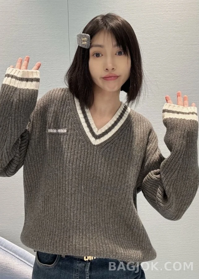 미우미우 미우미우 스트라이프 V넥 스웨터 상세 이미지