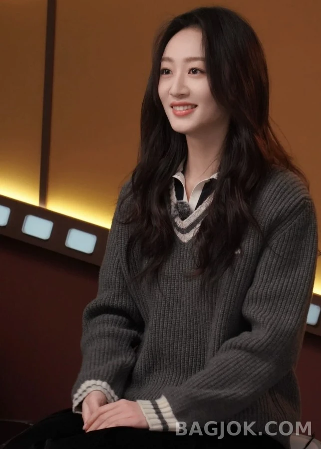 미우미우 미우미우 스트라이프 V넥 스웨터 상세 이미지
