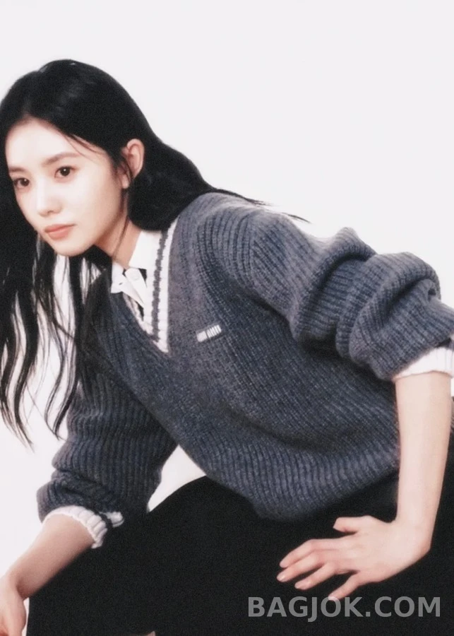 미우미우 미우미우 스트라이프 V넥 스웨터 상세 이미지