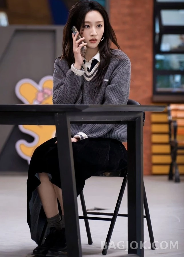 미우미우 미우미우 스트라이프 V넥 스웨터 상세 이미지