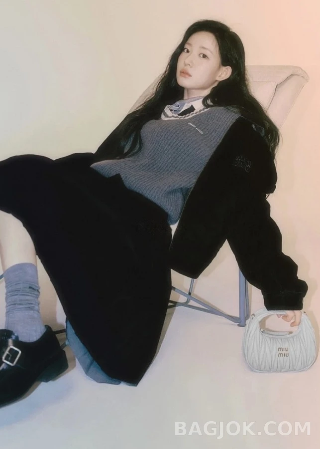 미우미우 미우미우 스트라이프 V넥 스웨터 상세 이미지