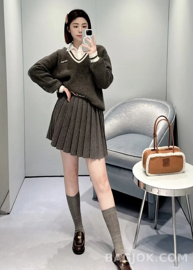 미우미우 미우미우 스트라이프 V넥 스웨터 상세 이미지