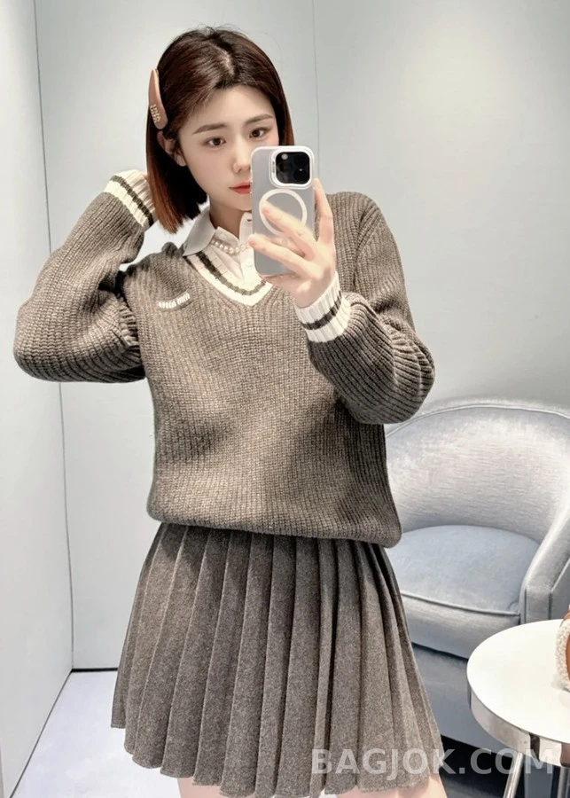 미우미우 미우미우 스트라이프 V넥 스웨터 상세 이미지