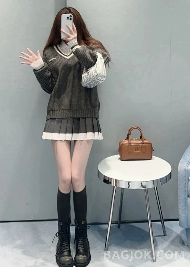 미우미우 미우미우 스트라이프 V넥 스웨터 상세 이미지