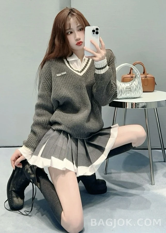 미우미우 미우미우 스트라이프 V넥 스웨터 상세 이미지
