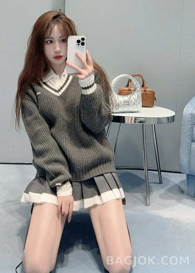 미우미우 미우미우 스트라이프 V넥 스웨터 상세 이미지