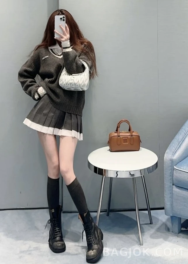 미우미우 미우미우 스트라이프 V넥 스웨터 상세 이미지