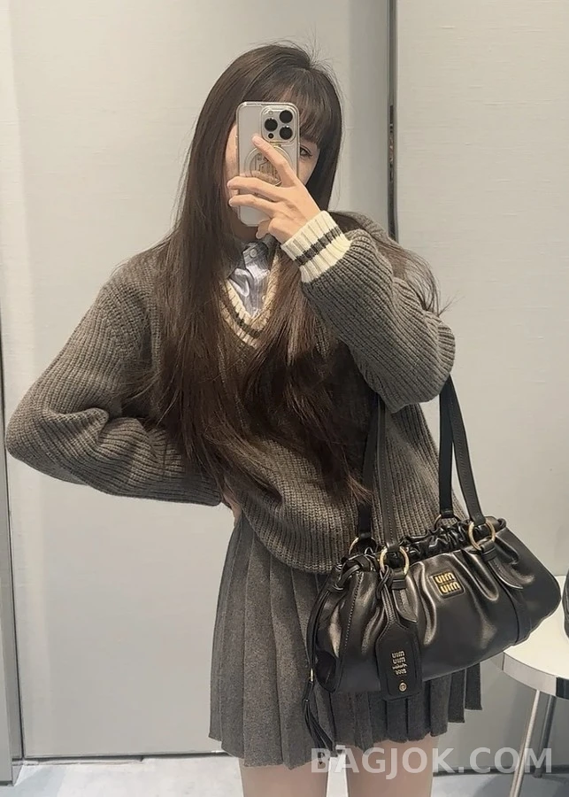 미우미우 미우미우 스트라이프 V넥 스웨터 상세 이미지