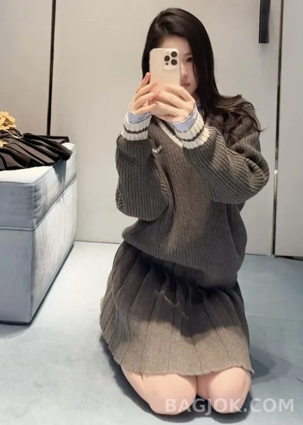 미우미우 미우미우 스트라이프 V넥 스웨터 상세 이미지