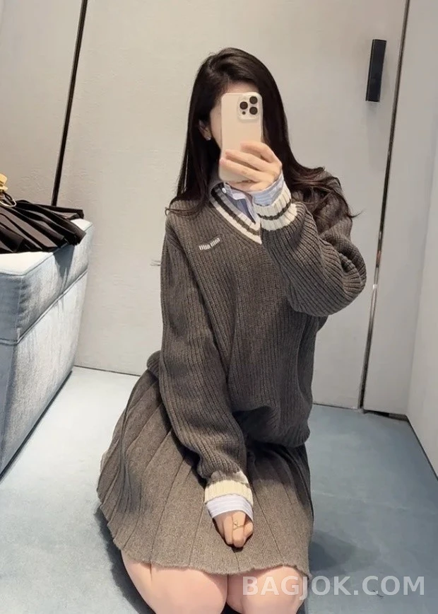 미우미우 미우미우 스트라이프 V넥 스웨터 상세 이미지