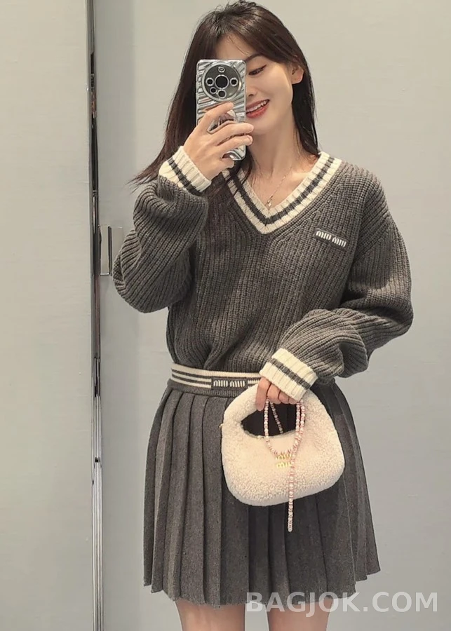 미우미우 미우미우 스트라이프 V넥 스웨터 상세 이미지