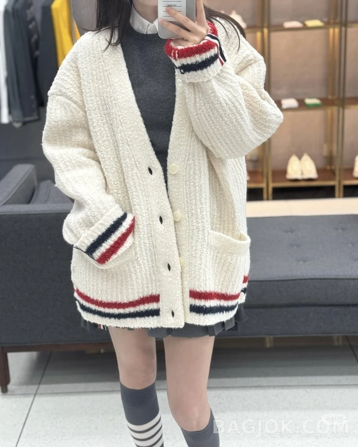 톰브라운 톰브라운 스트라이프 부클 가디건 상세 이미지