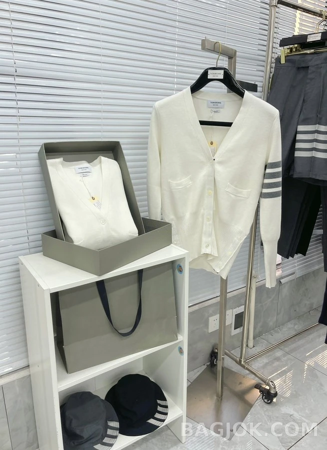톰브라운 톰브라운 시그니처 스트라이프 니트 가디건 상세 이미지