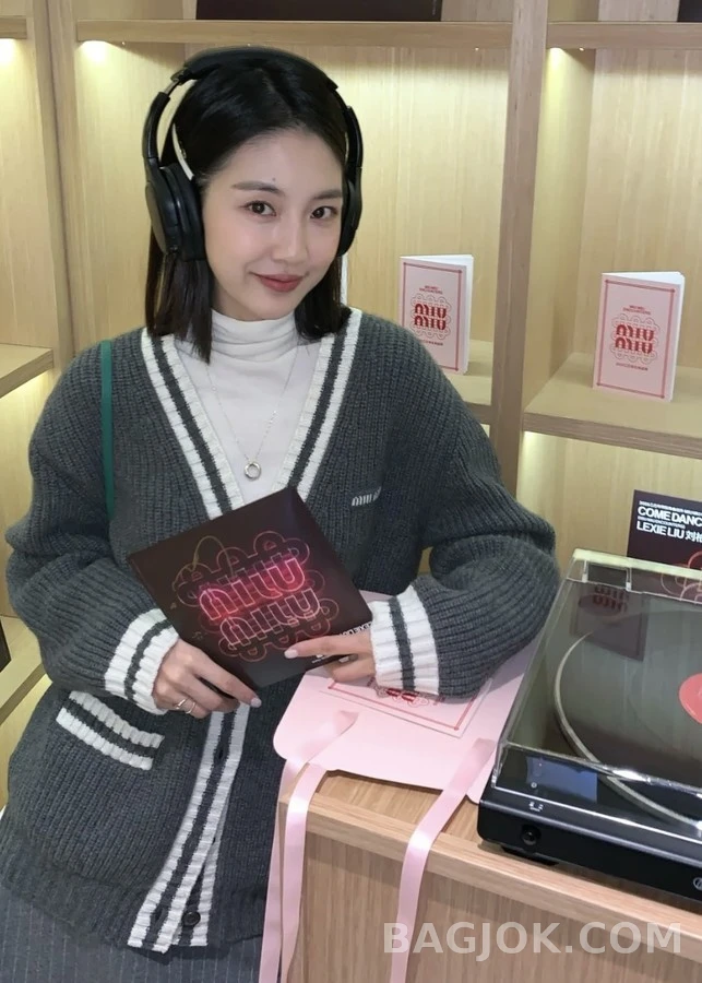 미우미우 미우미우 컬리지 V넥 스트라이프 가디건 상세 이미지
