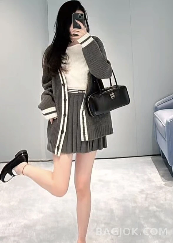 미우미우 미우미우 컬리지 V넥 스트라이프 가디건 상세 이미지