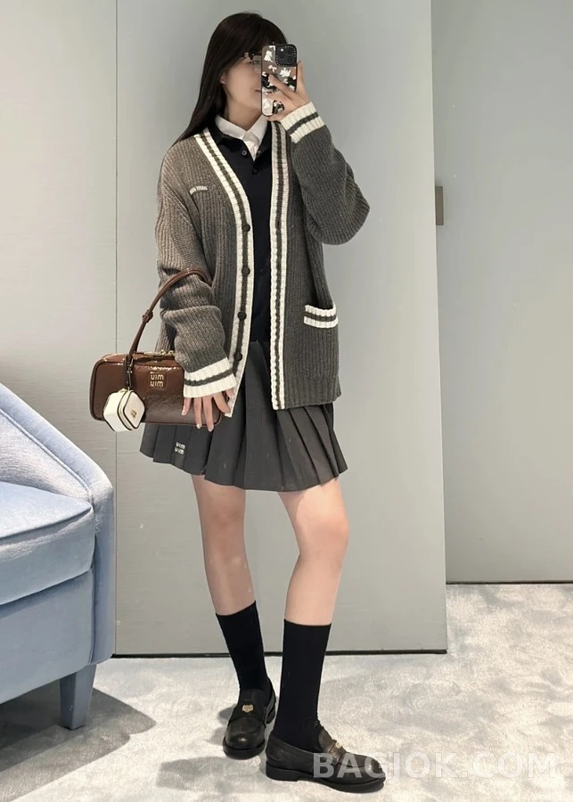 미우미우 미우미우 컬리지 V넥 스트라이프 가디건 상세 이미지