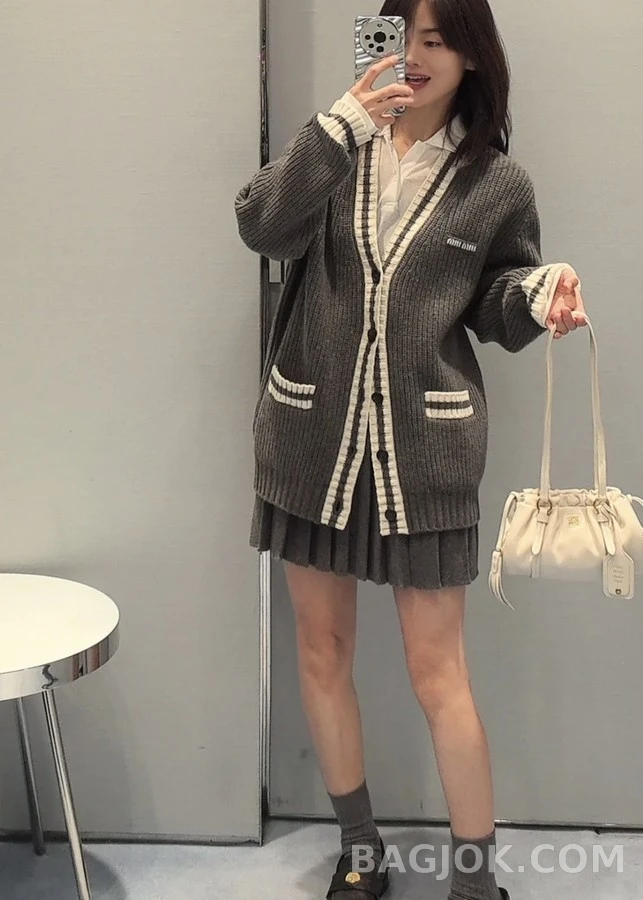 미우미우 미우미우 컬리지 V넥 스트라이프 가디건 상세 이미지