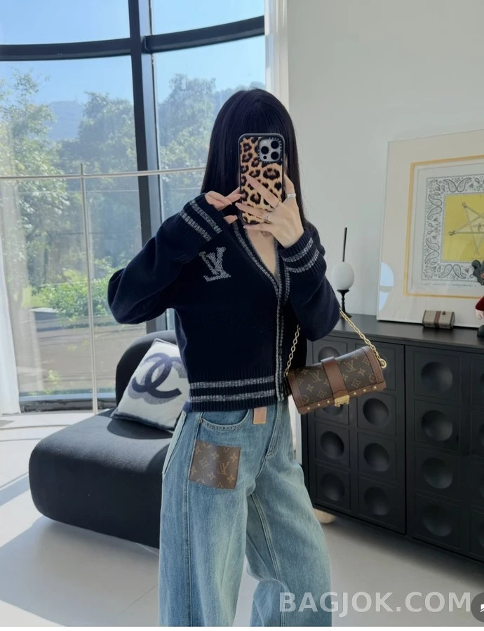 루이비통 루이비통 로고 스트라이프 V넥 가디건 상세 이미지