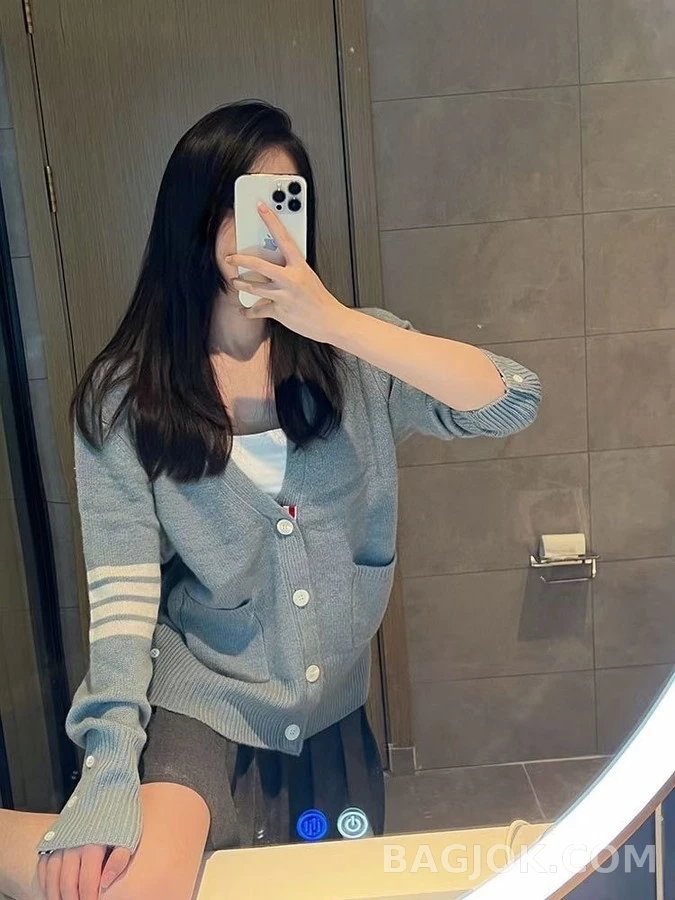 톰브라운 톰브라운 스트라이프 V넥 버튼 가디건 상세 이미지