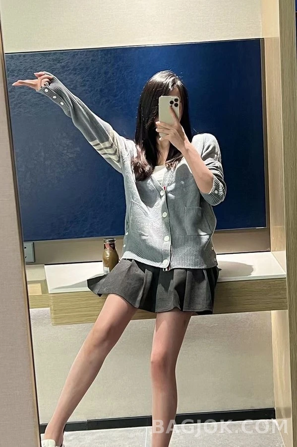 톰브라운 톰브라운 스트라이프 V넥 버튼 가디건 상세 이미지