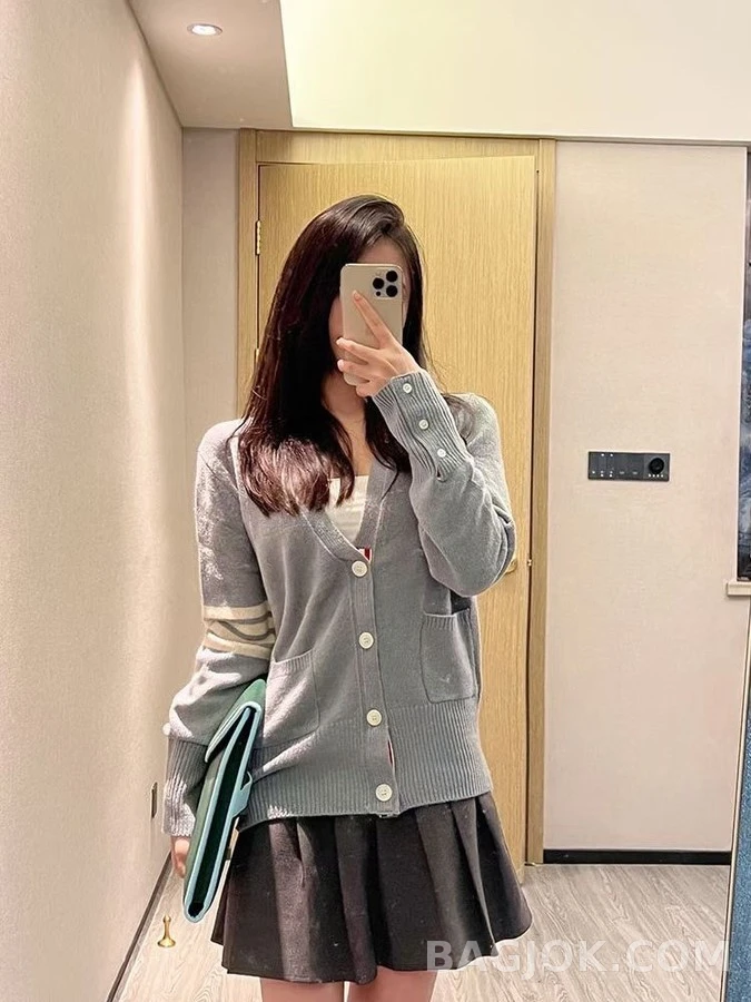 톰브라운 톰브라운 스트라이프 V넥 버튼 가디건 상세 이미지