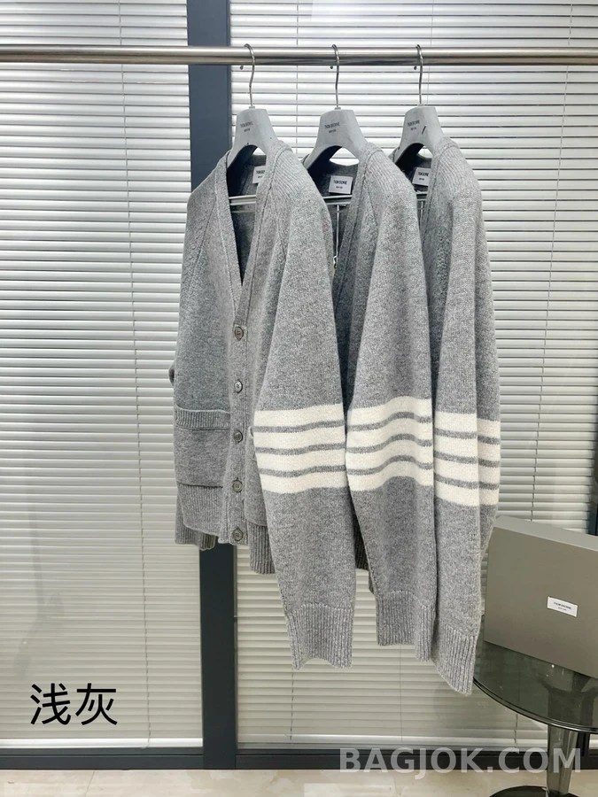 톰브라운 톰브라운 사선 스트라이프 니트 가디건 상세 이미지