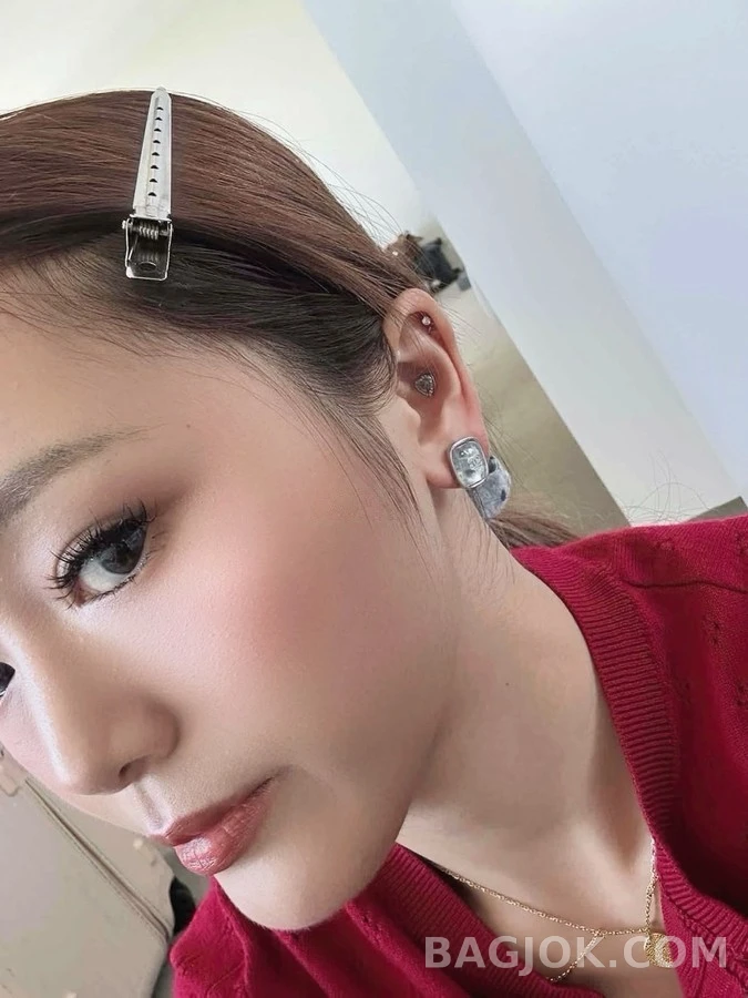 샤넬 샤넬 투명 로고 스퀘어 스터드 귀걸이 상세 이미지