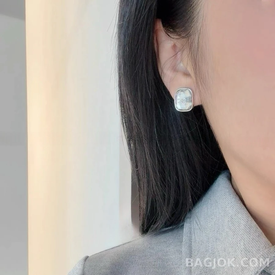 샤넬 샤넬 투명 로고 스퀘어 스터드 귀걸이 상세 이미지